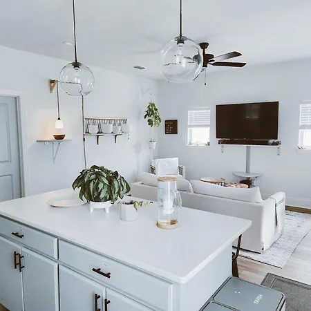 Lovely Modern 2/2: Bright, Minimal, And Comfy